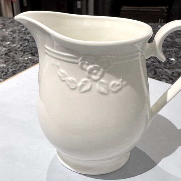 ✨ Stunning Vintage Villeroy & Boch White Bone China Pitcher – Embossed Floral”✨ - Picture 12 of 13